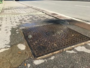 Kanalizasyon Suyu Kaldırımdaki Kapaktan Dışarıya Aktı