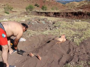 Söğütlü Derenin Mineralli Kumlarında Şifa Arıyorlar