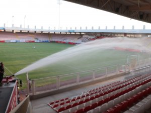 Maç Öncesi Tribün Koltukları İtfaiye Ekiplerince Yıkanarak Temizlendi