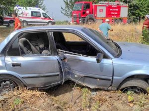 Kontrolden Çıkan Otomobil Tarlaya Uçtu: 2 Yaralı