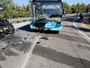 Tarsus’ta Otomobil Belediye Otobüsü İle Çarpıştı: 3 Yaralı