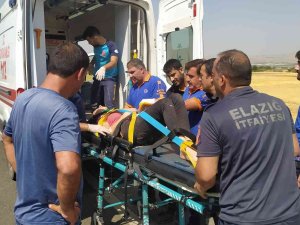 Elazığ’da Kamyonet Şarampole Yuvarlandı: 3 Yaralı