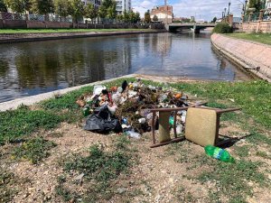 Porsuk Çayı Kenarında Eskişehir’e Yakışmayan Çöp Görüntüsü