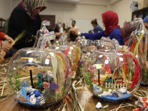 Kadınlar El Becerilerini Sergiledi