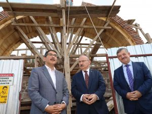 Manisa Protokolü Fetih Mescidi Restorasyonunda İncelemelerde Bulundu