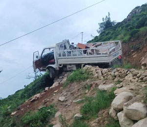Rize'de yoldan çıkarak taşlara takılı kalan kamyonetten atlayan sürücü hayatını kaybetti