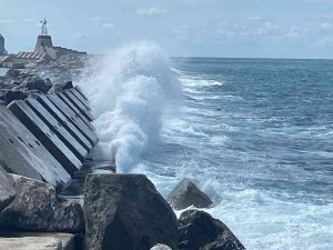 Limanda Rüzgarla Birlikte Dalgalar Oluştu