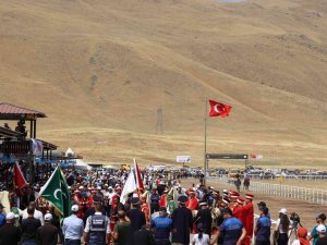 Rahvan At Yarışları Nefes Kesti