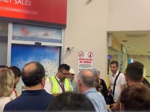 Uçak 12 Saat Rötar Yaptı, Yolcular Mağdur Oldu