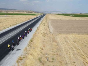 İ̇ranlı Bisikletçiler Van Gölü İçin Pedal Çevirdi