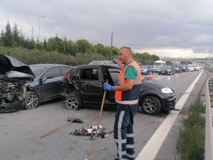 Tem’de 4 Araçlı Zincirleme Kaza: 3 Yaralı