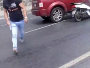 İ̇stanbul’da Trafik Magandaları Kamerada: Biri Silahla Darp Etti, Diğeri Aynasını Tekmeledi