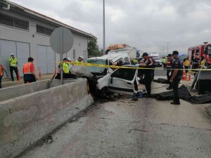 Bolu’da Feci Kaza, Hafif Ticari Araç Gişe Bariyerlerine Ok Gibi Saplandı: 3 Ölü, 1 Yaralı