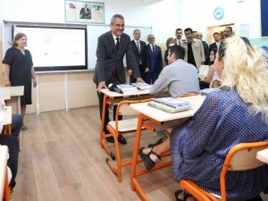 Bakan Özer’den Uyum Eğitimleri Programına Başlayan Okula Ziyaret