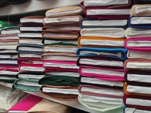 Kendileri Dikerek 1200 Liralık Elbiseyi 300 Liraya Mal Ediyorlar