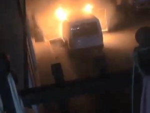 Park Halindeki Kamyonet Gece Yarısı Yandı; Mahalle Sakinleri Panik Yaşadı