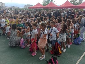 Mini Mini Birler Okula Dans Ederek Başladı