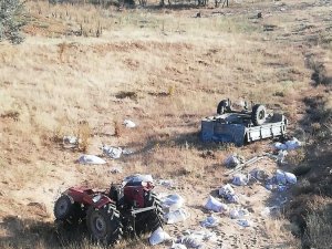 Şarampole Devrilen Traktörde Bulunan 2 Kişi Hayatını Kaybetti, 1 Kişi Yaralandı