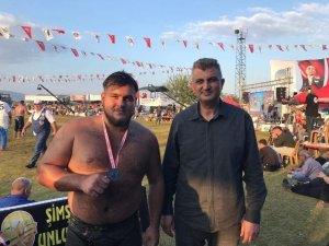 Gölcüklü Pehlivan Elmalı Güreşlerinde Finale Kalmaya Hak Kazandı