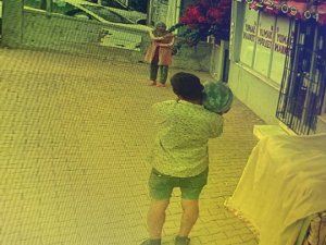 Tezgahtaki Karpuzu Çalmak İçin Omuzladı, Karşısındaki Kadını Görünce Dondu Kaldı