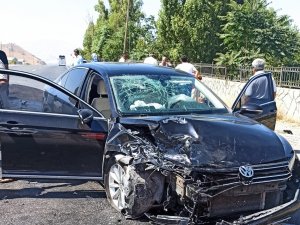 Otomobille Kamyonet Çarpıştı: 9 Yaralı