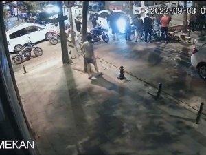 Bayrampaşa’da Aynı Noktada Meydana Gelen 2 Kaza Kamerada: 4 Yaralı