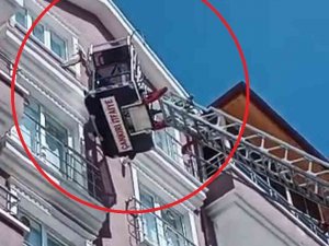 Binanın 7. Katında Mahsur Kalan Kedi İçin Seferber Oldular