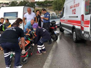 İ̇ki Otomobil Çarpıştı, Yoldan Geçen Genç Kız Yaralandı