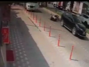 Edremit’te Motosiklet, Aniden Açılan Aracın Kapısına Çarptı