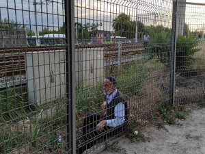 Bileti Olmadığı İçin Trene Alınmadı, Tren Yoluna Çıkarak 1 Kilometre Yürüdü