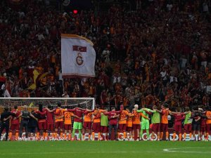 Galatasaraylı Futbolcular Ve Okan Buruk, Galibiyeti Taraftarlarla Kutladı