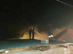 Alevler Geceyi Aydınlattı, Ev Tamamen Yanarak Kül Oldu