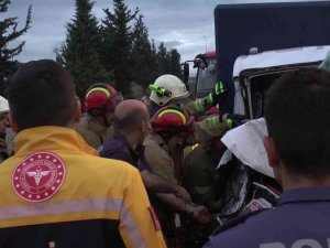 Tuzla Şekerpınar Mevkisinde İki Kamyonet Çarpıştı: 3 Yaralı