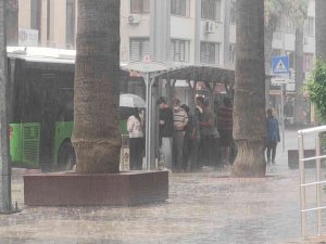 Sağanak Yağmur Hayatı Olumsuz Etkiledi