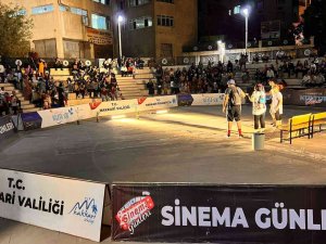 Hakkari’de ‘Çiçekli Park’ Adlı Tiyatro Oyunu Sahnelendi