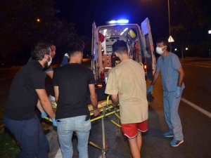 Antalya’da Motosiklet Orta Refüje Çarptı: 1 İ Ağır 2 Yaralı