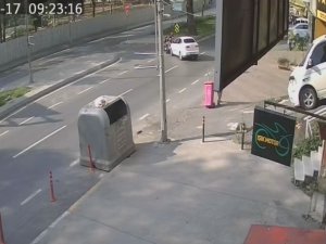 İ̇stanbul’da Hatalı Dönüş Kazası Kamerada: Araca Çarpan Motosikletli Yaralandı