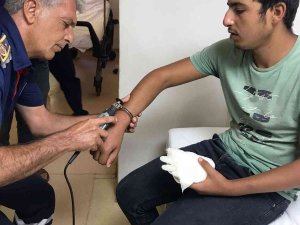 Yerde Bulduğu Kelepçeyi Koluna Taktı, İmdadına İtfaiye Ekipleri Koştu