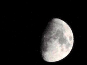 Bayburt’ta Geceyi Parlaklığıyla Yarım Ay Aydınlattı