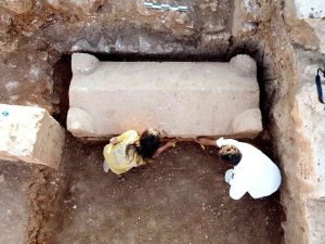 Adıyaman’da İçerisinde 4 İskeletin Bulunduğu Bin 800 Yıllık Mezar Bulundu