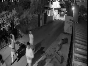 Ümraniye’de Bekçiye Yakalanan Hırsızlar Kaçarken Güvenlik Kamerasını Kırdı
