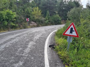 Karayolun Yol Kenarındaki Çukur Tehlikeye Davetiye Çıkartıyor