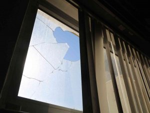 Efeler Belediyesi Hizmet Binasına Taşlı Saldırı