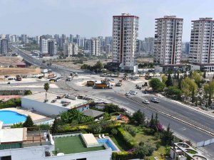 Mersin’de 36. Cadde İle 13. Cadde Kesişimi Trafiğe Kapatıldı