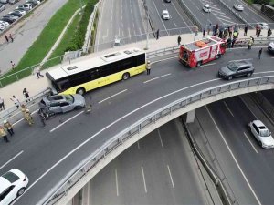 Yenikapı’da Bir İ̇ett Otobüsü Kaza Yaptı. Yaralılar Olduğu Öğrenilirken, Olay Yerine Çok Sayıda İtfaiye Ve Ambulans Sevk Edildi.