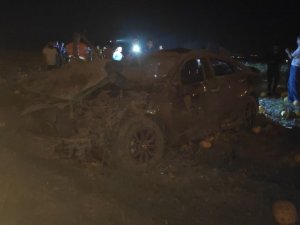 Işıkta Bekleyen Minibüse Çarpan Araç Tarlaya Uçtu: 2 Yaralı