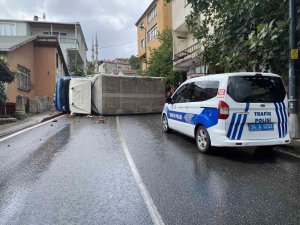 Üsküdar’da Doğalgaz Kutusuna Çarpan Kamyonet Yan Yattı