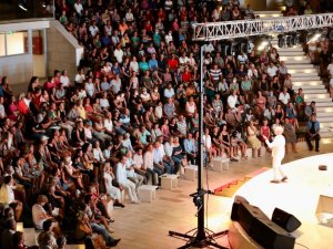 Didim’deki Tek Kişilik Tiyatro Gösterisi İzleyicileri Güldürdü