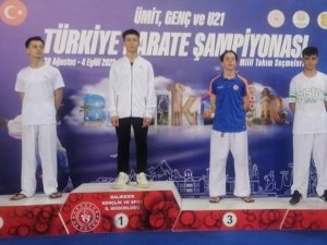 İ̇zmit Belediyesporlu Batuhan, Karatede Türkiye Şampiyonu Oldu