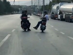 Elektrikli Motosiklete Yan Oturan Sürücünün Tehlikeli Yolculuğu